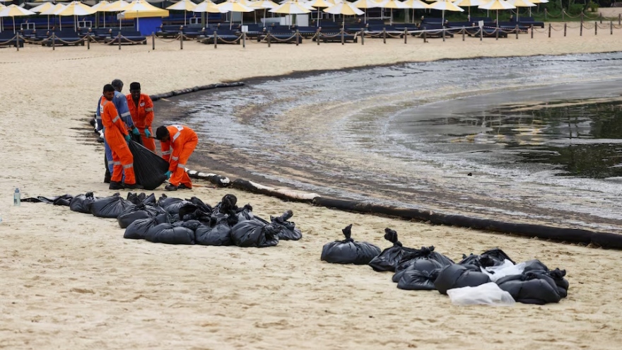 Singapore đóng cửa hàng loạt bãi biển sau sự cố tràn dầu dọc bờ
